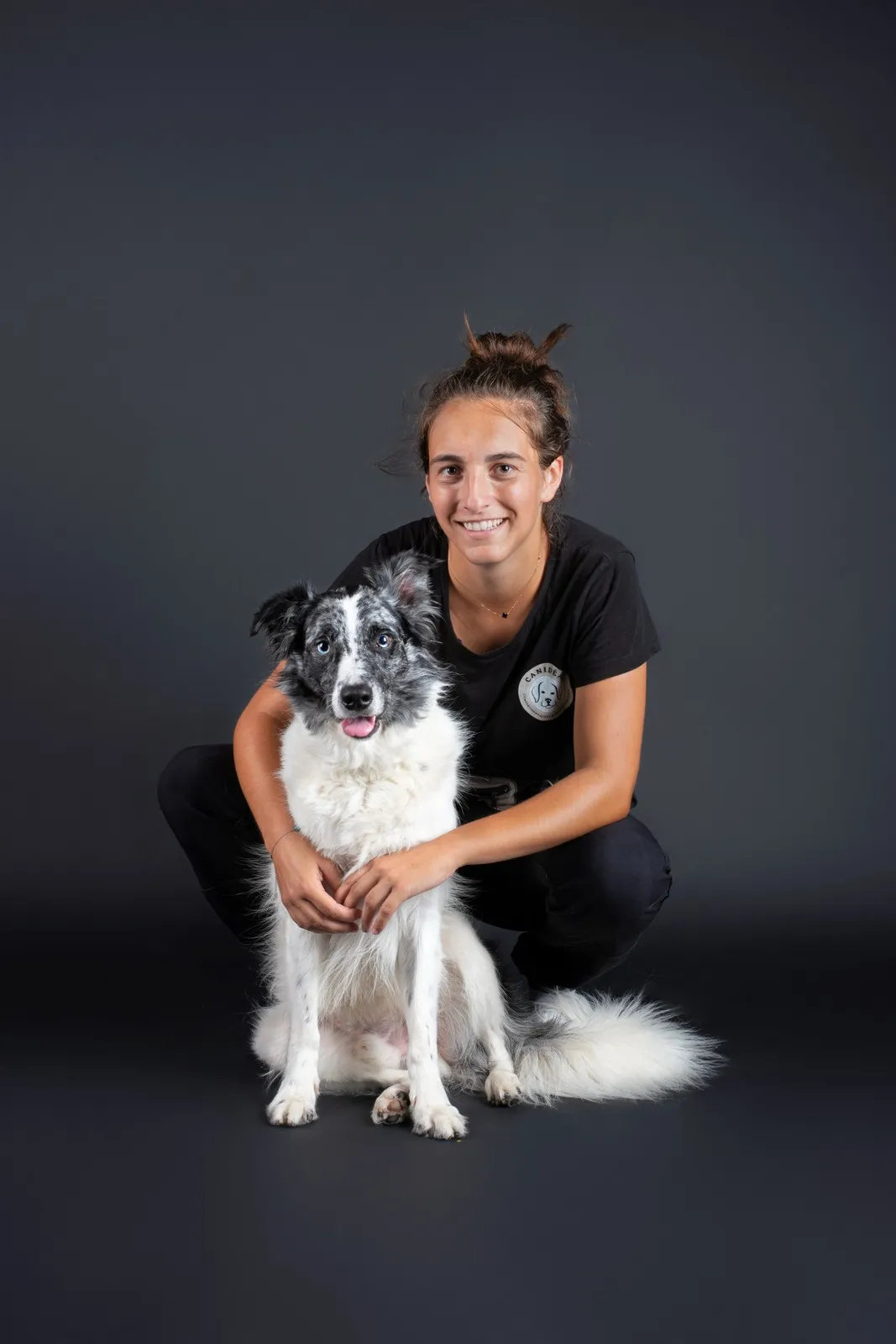 Inès Ferrara, éducatrice canin et comportementaliste, photo studio avec son chien