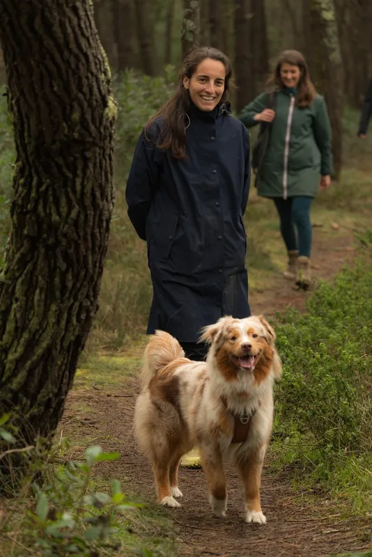 Inès en balade en forêt avec un berger australien